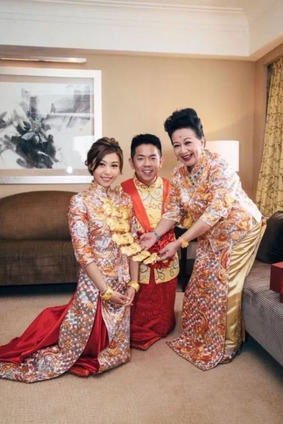 出嫁犹如卖金器!盘点那些女艺人结婚时的夸张首饰 双手都举不起来了! 内容图6 潮品文-大潮社旗下实时最新热点娱乐时尚数码等新闻资讯网站!